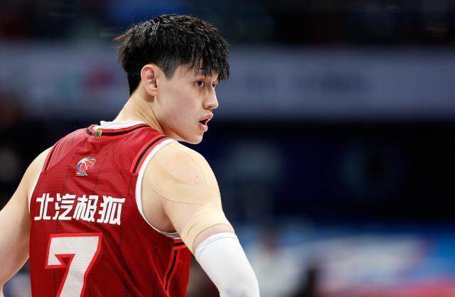 篮网引援脚步仍未停下 曾凡博面临严峻竞争